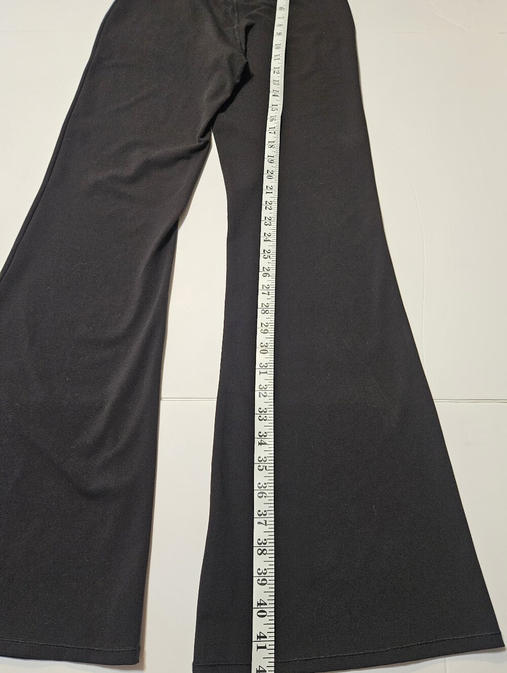 Vuori Ultra High Rise Flare Leggings Black Size M 31 Slimming Buttery Soft Yoga - Picture 7 of 16
